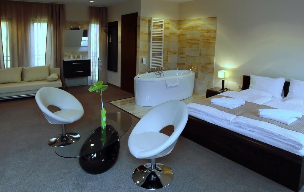 Hotel Brill Orosháza الغرفة الصورة